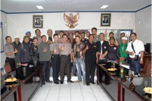 Kapolres Kuningan berfoto bersama dengan sejumlah LSM seusai kegiatan silaturahmi.